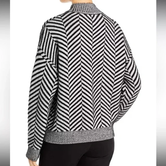 Tahari Printed Crew Neck Sweater, Size Large, NWT, Relaxed Fit, Soft & Stylish - Picture 3 of 9